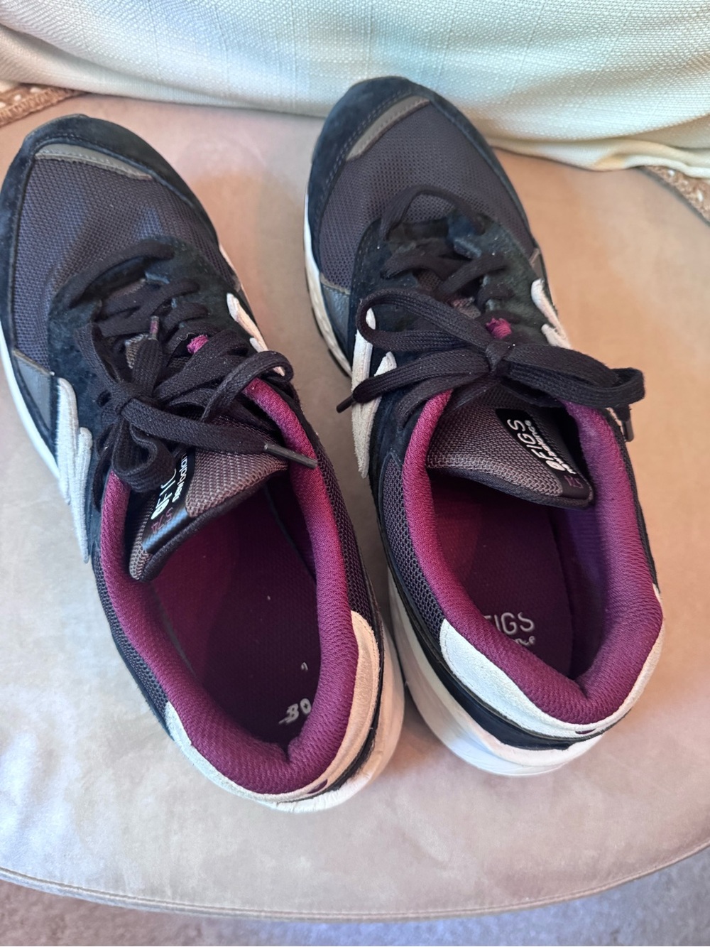 New Balance figs men’s Black & Burgundy Athletic Sneakers size 11 - Picture 5 of 9